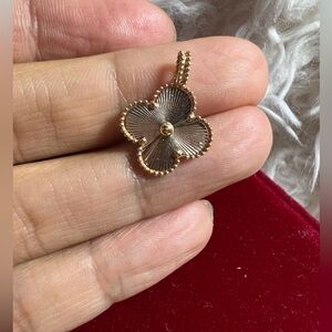 Rose gold solid 18k Clover Pendant size 15mm ( chain isn’t included)